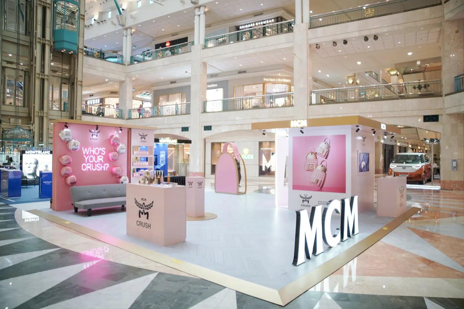 Booth outpost MCM Crush bernuansa merah muda dengan huruf MCM tiga dimensi di atrium Plaza Senayan