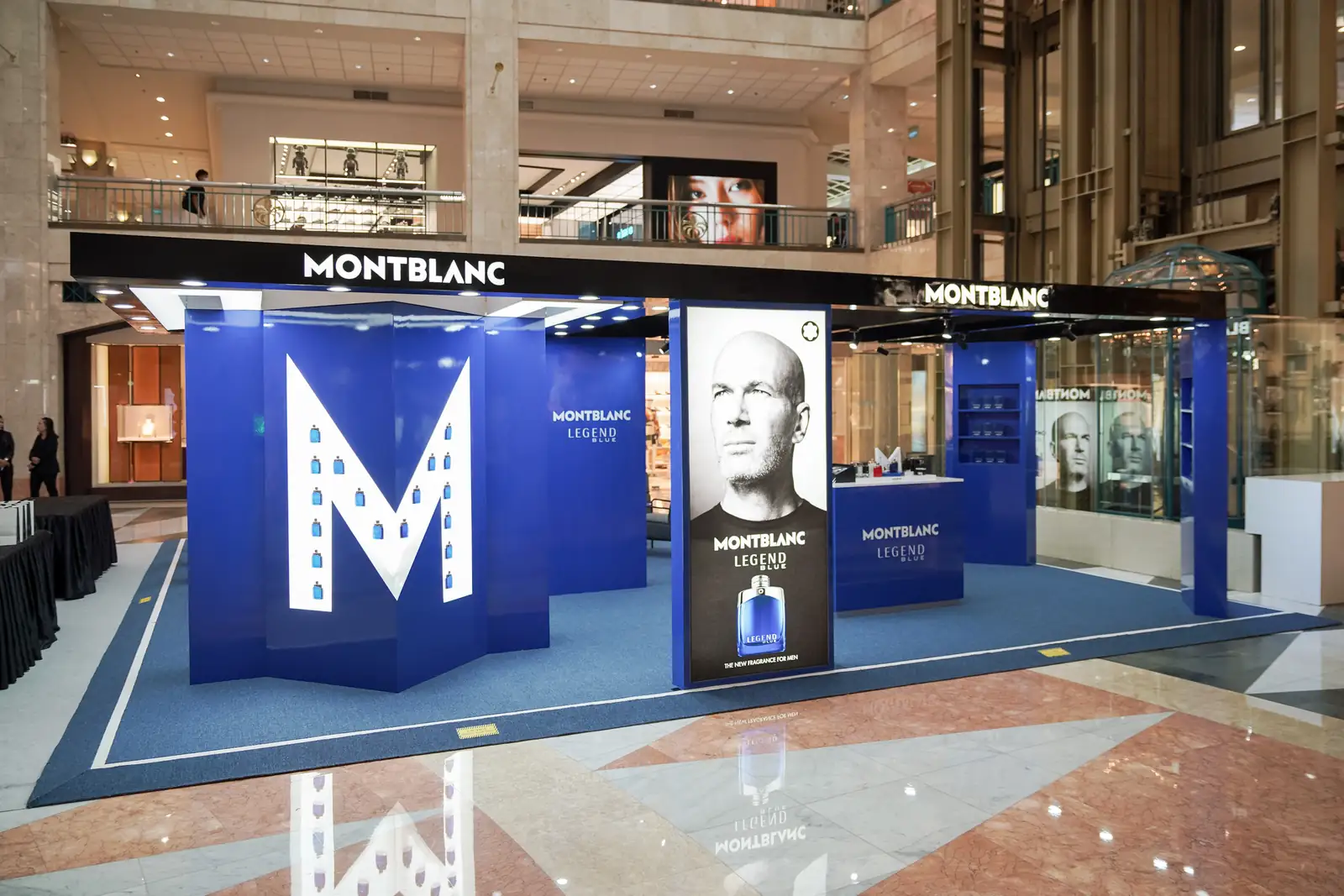 Booth Montblanc Legend Blue dengan huruf M besar dan lightbox produk di Plaza Senayan